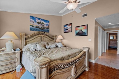 Townhouse in Indian Shores, Florida 2 bedrooms, 138.24 sq.m. № 2308350 - photo 22