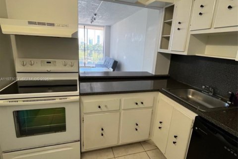 Condo in Aventura, Florida, 1 bedroom  № 2038755 - photo 9
