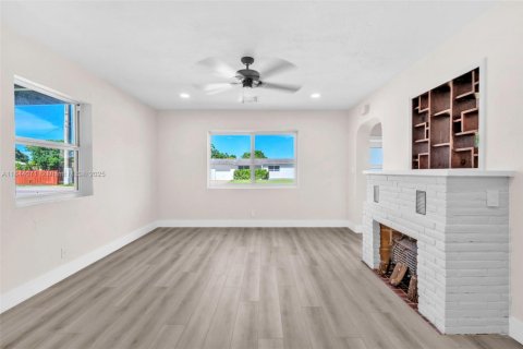 House in Hollywood, Florida 2 bedrooms, 108.23 sq.m. № 1839320 - photo 7