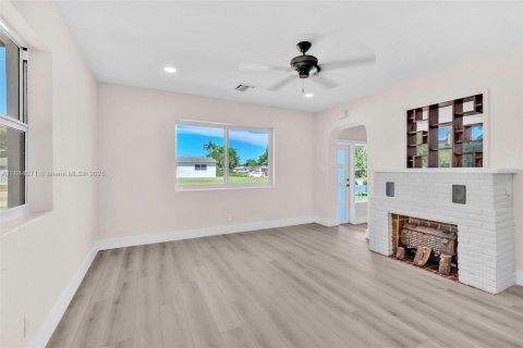 House in Hollywood, Florida 2 bedrooms, 108.23 sq.m. № 1839320 - photo 6