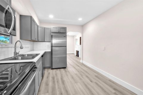 House in Hollywood, Florida 2 bedrooms, 108.23 sq.m. № 1839320 - photo 11