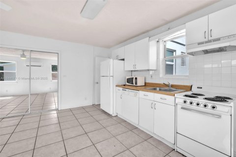 House in Hollywood, Florida 2 bedrooms, 108.23 sq.m. № 1839320 - photo 19