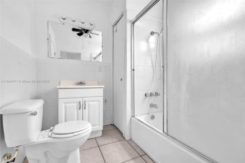House in Hollywood, Florida 2 bedrooms, 108.23 sq.m. № 1839320 - photo 22