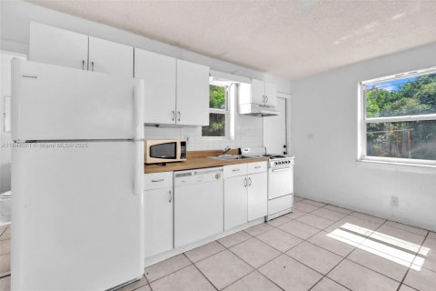 House in Hollywood, Florida 2 bedrooms, 108.23 sq.m. № 1839320 - photo 20