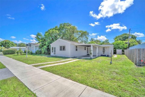 House in Hollywood, Florida 2 bedrooms, 108.23 sq.m. № 1839320 - photo 1