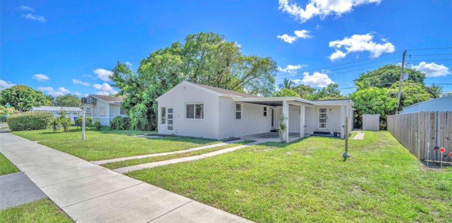 House in Hollywood, Florida 2 bedrooms, 108.23 sq.m. № 1839320