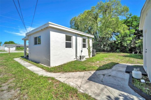 House in Hollywood, Florida 2 bedrooms, 108.23 sq.m. № 1839320 - photo 25