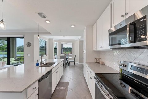 Condo in Bradenton, Florida, 2 bedrooms in LAKEWOOD NATIONAL  № 2135007 - photo 9