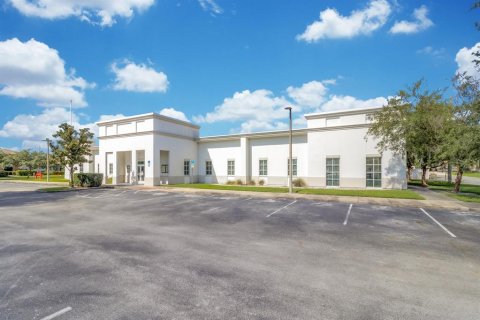 Immobilier commercial à Kissimmee, Floride 1361.2 m2 № 2359027