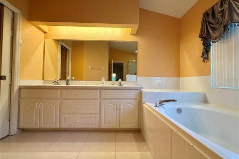House in Lakeland, Florida 3 bedrooms, 193.33 sq.m. № 2220669 - photo 5