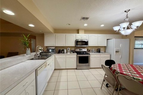 House in Lakeland, Florida 3 bedrooms, 193.33 sq.m. № 2220669 - photo 2