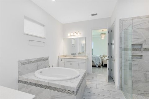 House in Winter Garden, Florida 4 bedrooms, 399.39 sq.m. № 1851750 - photo 23
