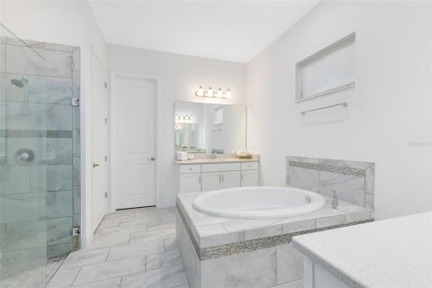 House in Winter Garden, Florida 4 bedrooms, 399.39 sq.m. № 1851750 - photo 22