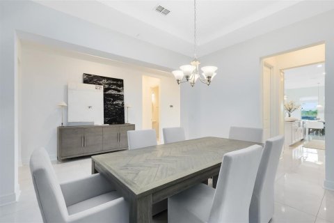 House in Winter Garden, Florida 4 bedrooms, 399.39 sq.m. № 1851750 - photo 8
