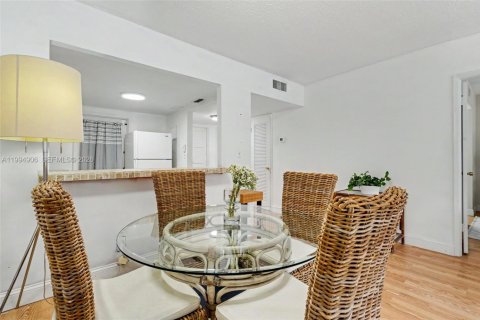 Condo in Hollywood, Florida, 1 bedroom  № 2056590 - photo 13