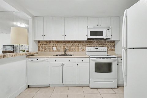 Condo in Hollywood, Florida, 1 bedroom  № 2056590 - photo 5