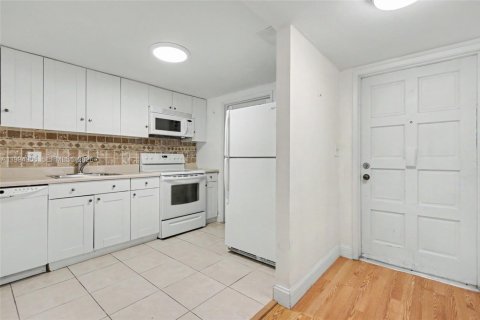 Condo in Hollywood, Florida, 1 bedroom  № 2056590 - photo 8