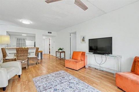 Condo in Hollywood, Florida, 1 bedroom  № 2056590 - photo 15