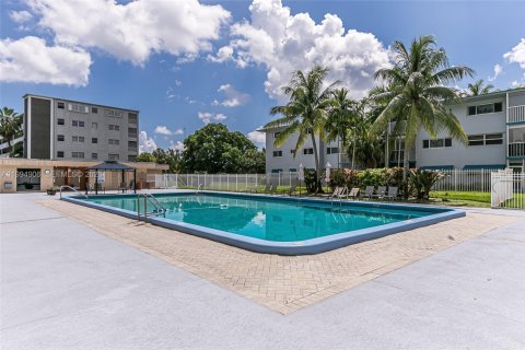 Condo in Hollywood, Florida, 1 bedroom  № 2056590 - photo 28