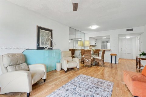 Condo in Hollywood, Florida, 1 bedroom  № 2056590 - photo 16
