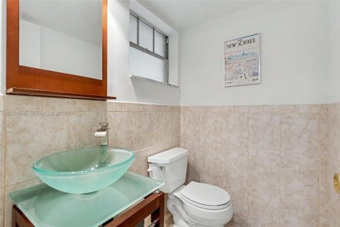 Condo in Hollywood, Florida, 1 bedroom  № 2056590 - photo 9