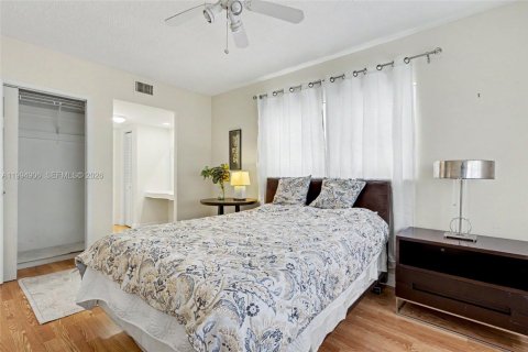 Condo in Hollywood, Florida, 1 bedroom  № 2056590 - photo 18