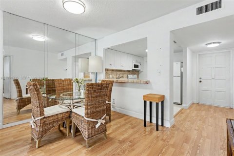 Condo in Hollywood, Florida, 1 bedroom  № 2056590 - photo 11