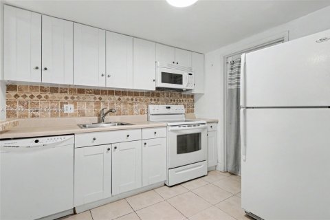 Condo in Hollywood, Florida, 1 bedroom  № 2056590 - photo 7