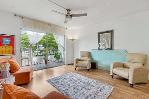 Condo in Hollywood, Florida, 1 bedroom  № 2056590 - photo 12