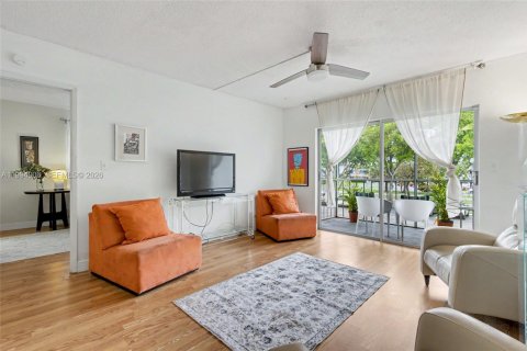 Condo in Hollywood, Florida, 1 bedroom  № 2056590 - photo 14