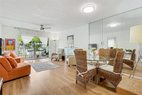 Condo in Hollywood, Florida, 1 bedroom  № 2056590 - photo 2