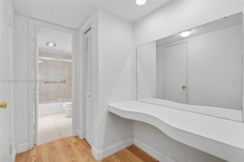 Condo in Hollywood, Florida, 1 bedroom  № 2056590 - photo 21