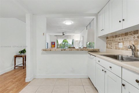 Condo in Hollywood, Florida, 1 bedroom  № 2056590 - photo 6