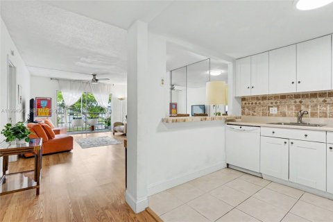 Condo in Hollywood, Florida, 1 bedroom  № 2056590 - photo 4