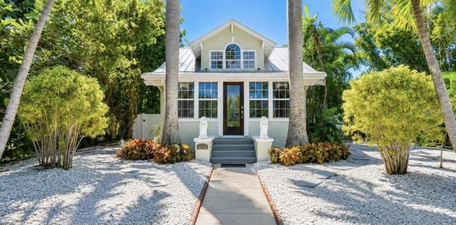 House in Saint Pete Beach, Florida 4 bedrooms, 231.14 sq.m. № 2096195