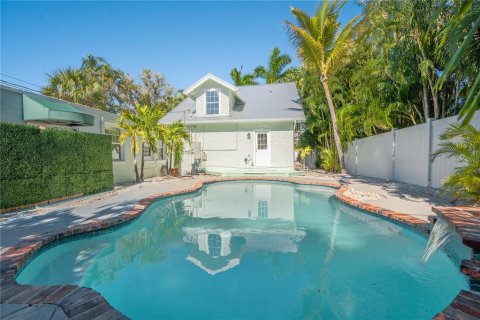 House in Saint Pete Beach, Florida 4 bedrooms, 231.14 sq.m. № 2096195 - photo 2