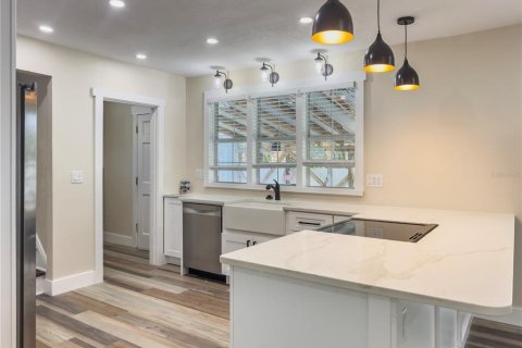 House in Saint Pete Beach, Florida 4 bedrooms, 231.14 sq.m. № 2096195 - photo 13