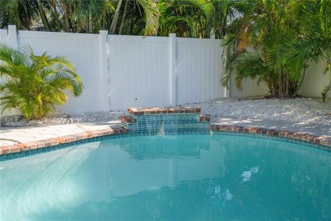 House in Saint Pete Beach, Florida 4 bedrooms, 231.14 sq.m. № 2096195 - photo 4