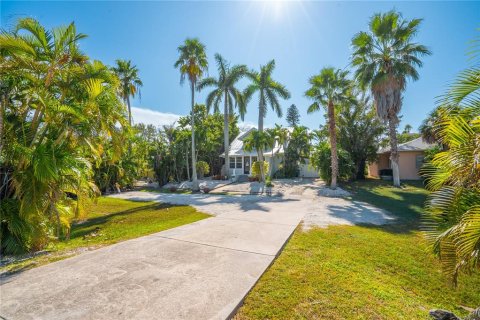House in Saint Pete Beach, Florida 4 bedrooms, 231.14 sq.m. № 2096195 - photo 7