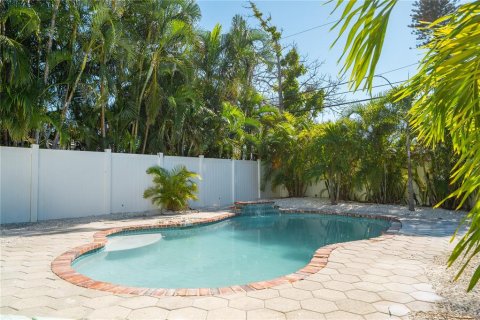House in Saint Pete Beach, Florida 4 bedrooms, 231.14 sq.m. № 2096195 - photo 3