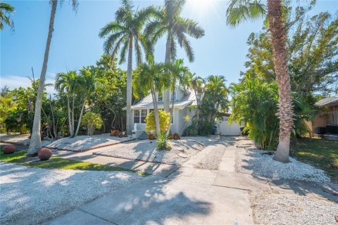 House in Saint Pete Beach, Florida 4 bedrooms, 231.14 sq.m. № 2096195 - photo 6