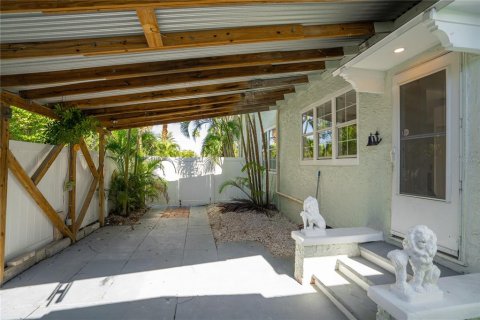 House in Saint Pete Beach, Florida 4 bedrooms, 231.14 sq.m. № 2096195 - photo 9