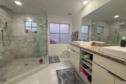 House in Miami, Florida 3 bedrooms, 195.09 sq.m. № 2182468 - photo 7