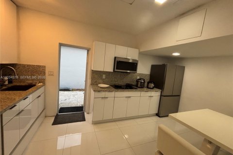 House in Miami, Florida 3 bedrooms, 195.09 sq.m. № 2182468 - photo 17
