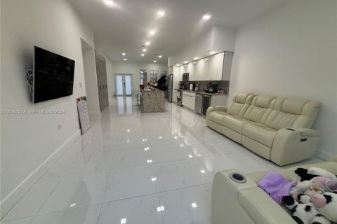 House in Miami, Florida 3 bedrooms, 195.09 sq.m. № 2182468 - photo 10