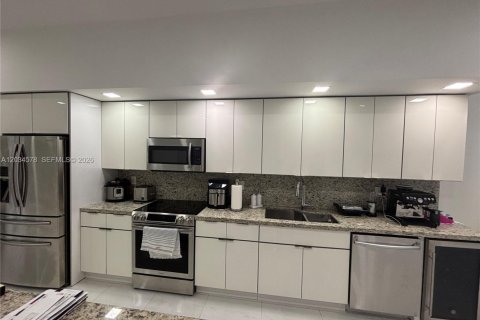 House in Miami, Florida 3 bedrooms, 195.09 sq.m. № 2182468 - photo 12