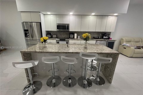 House in Miami, Florida 3 bedrooms, 195.09 sq.m. № 2182468 - photo 14