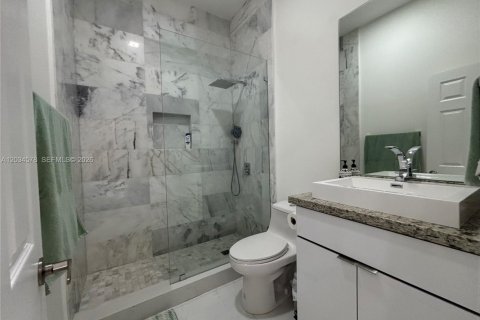 House in Miami, Florida 3 bedrooms, 195.09 sq.m. № 2182468 - photo 9