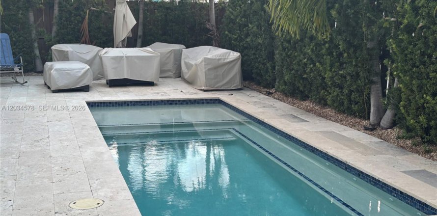 House in Miami, Florida 3 bedrooms, 195.09 sq.m. № 2182468