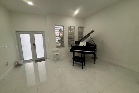 House in Miami, Florida 3 bedrooms, 195.09 sq.m. № 2182468 - photo 13